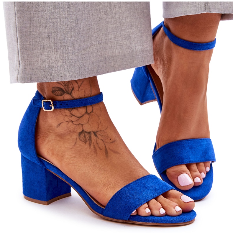 Sandalias clásicas de ante de tacón bajo azul luna de miel
