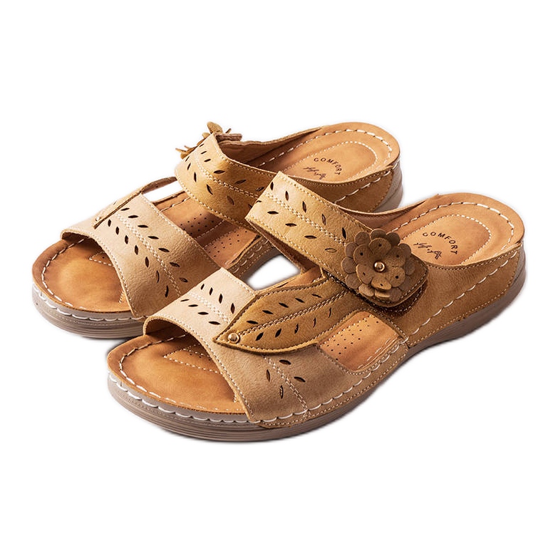 Sandalias beige de cuña baja de Jolanta