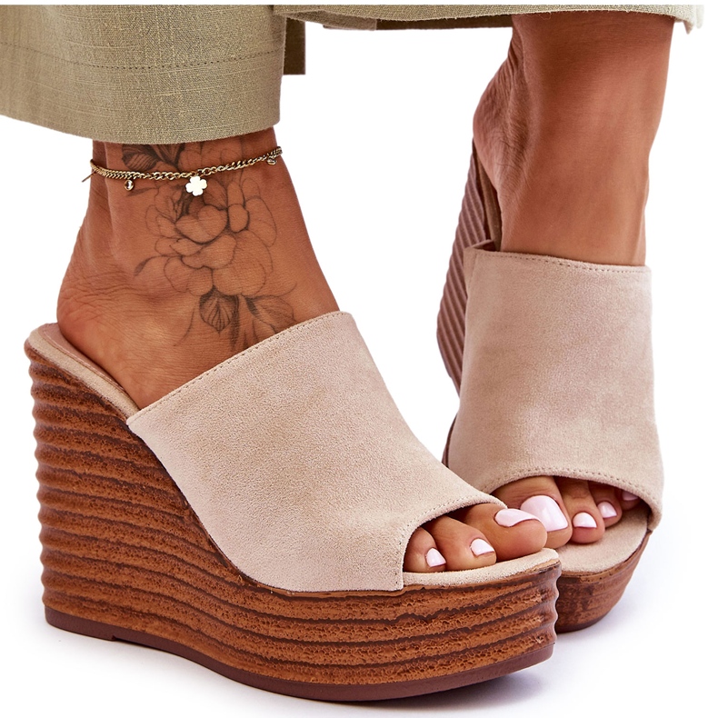 Mules ligeros en una plataforma masiva Beige Good Vibe Mules ligeros en una plataforma masiva Beige Good Vibe