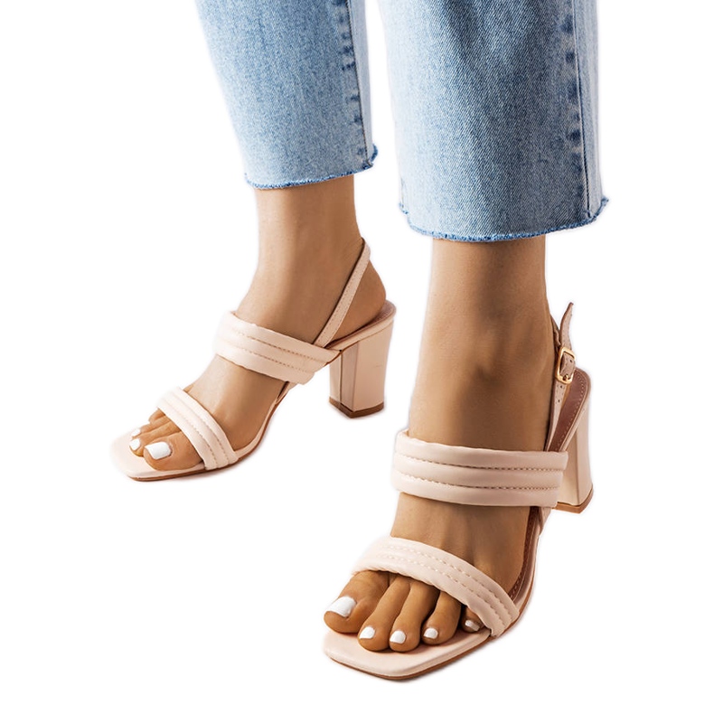 Sandalias beige en el puesto Moli