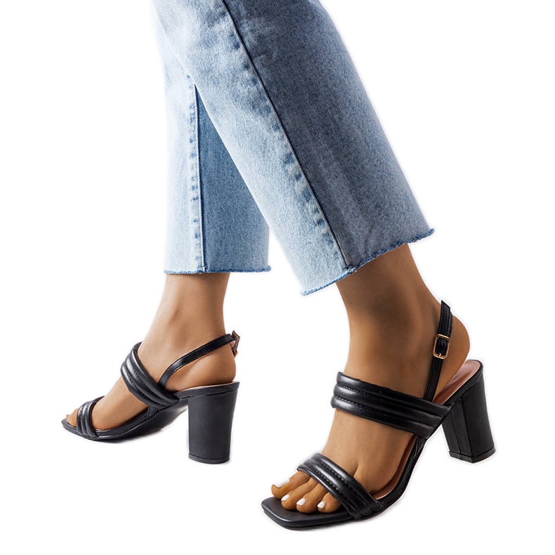 Sandalias negras en el puesto Moli negro