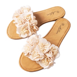 Babuchas beige con flores de Alfrida