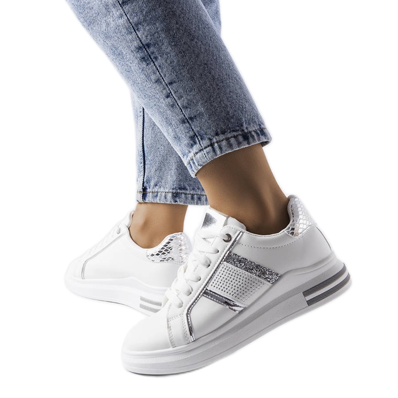 Deportivas blancas decoradas con pedrería Xarles blanco