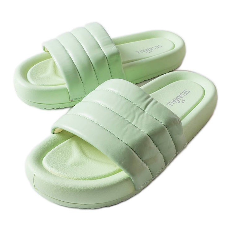 Inna Babuchas verdes decoradas con acolchado Dorene
