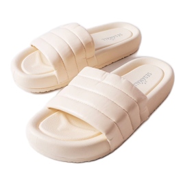 Inna Babuchas beige decoradas con acolchado de Dorene