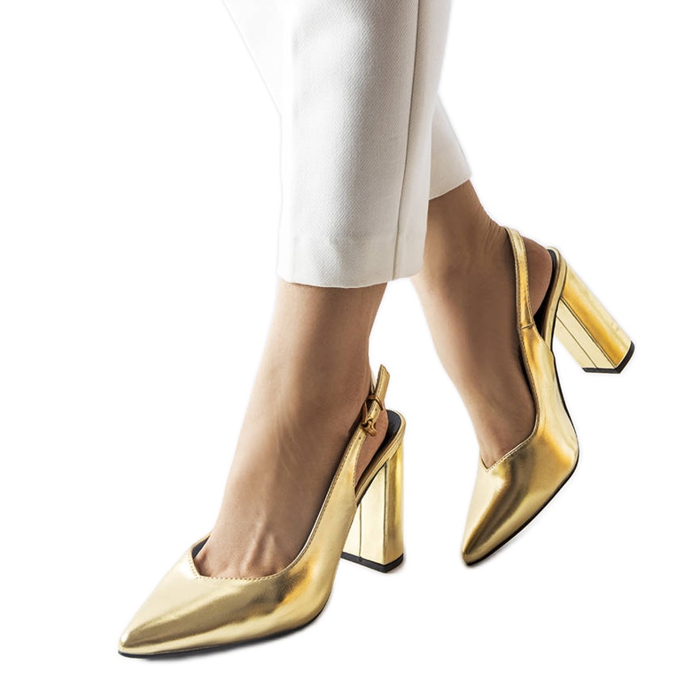 Zapatos dorados con tacón abierto de Wechsler