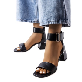 Sandalias negras con tacón bajo de Karino. negro