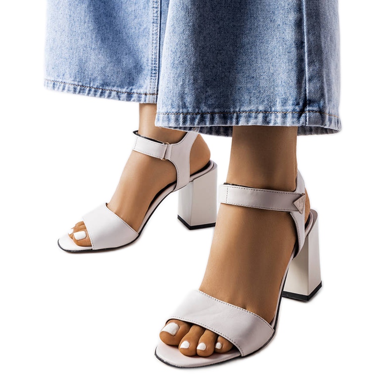 Sandalias grises en el poste de Karino. Sandalias grises en el poste de Karino.