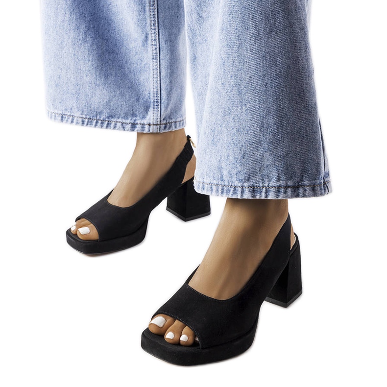 Sandalias negras de terciopelo de Karino. negro