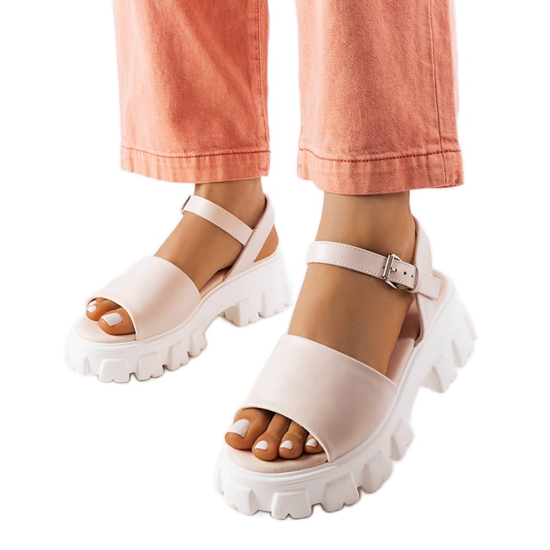 Sandalias beige en una suela masiva de Vinceza