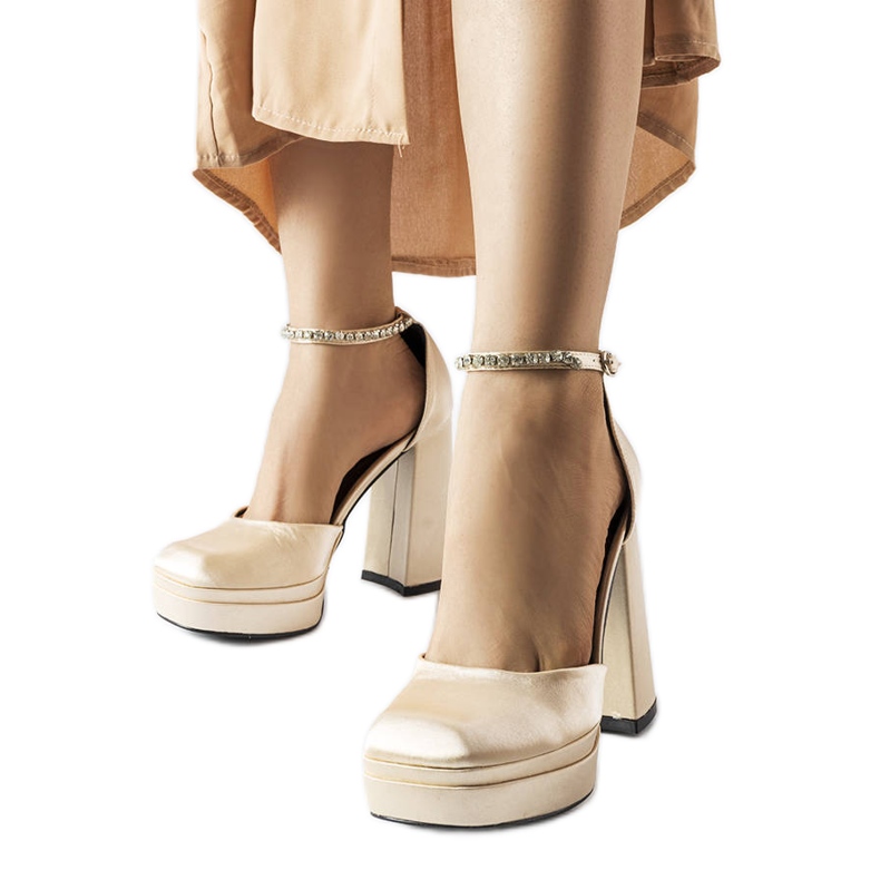 Zapatos de tacón beige de Elida