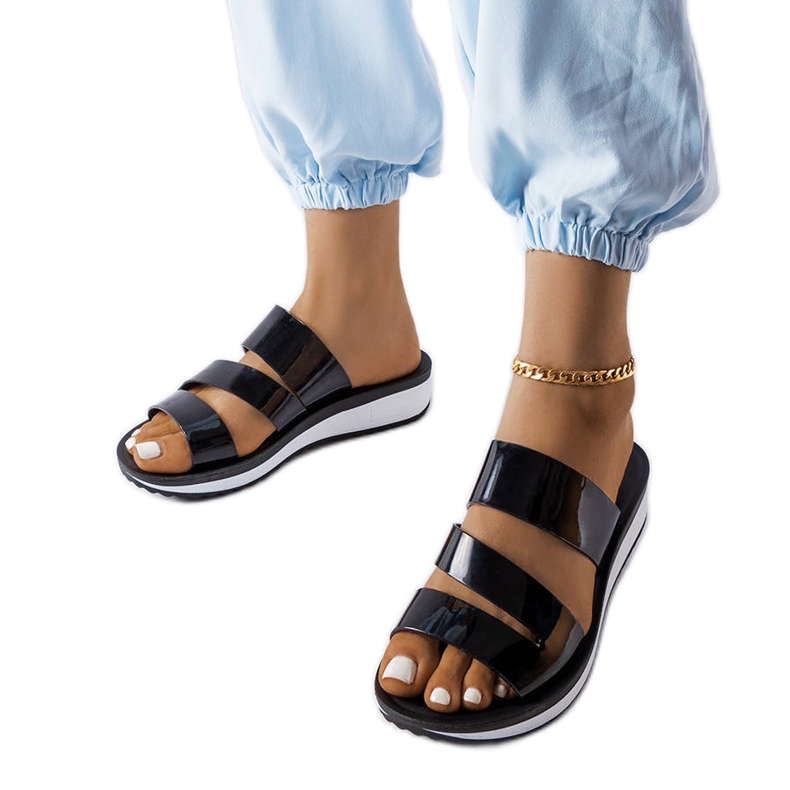 Inna Chanclas lacadas en negro de Tilde Inna Chanclas lacadas en negro de Tilde