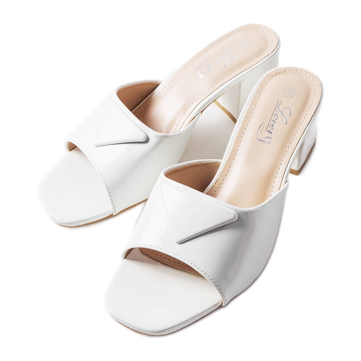 Solapas lacadas en blanco en el poste de la Delegación Solapas lacadas en blanco en el poste de la Delegación