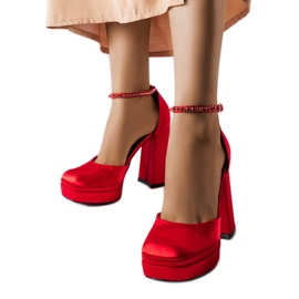Zapatos rojos de tacón alto de Elida.