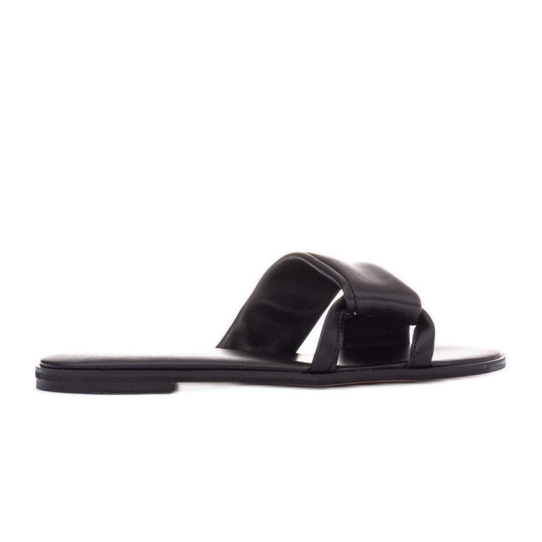 Marco Shoes Chanclas de cuero en un fondo plano negro