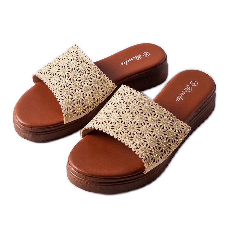 Chanclas beige caladas con circonitas de Irvine