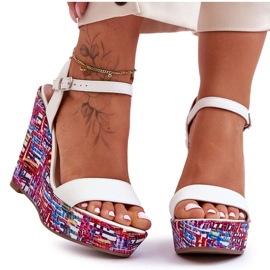 Sandalias De Mujer En Una Cuña Colorida Blanco Malibu