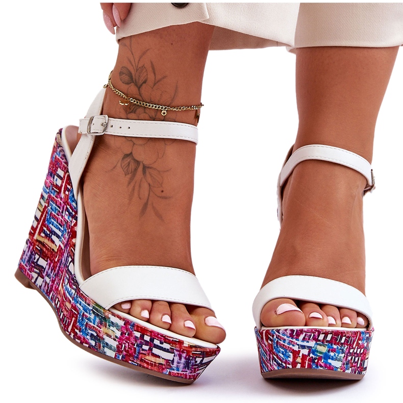 Sandalias De Mujer En Una Cuña Colorida Blanco Malibu