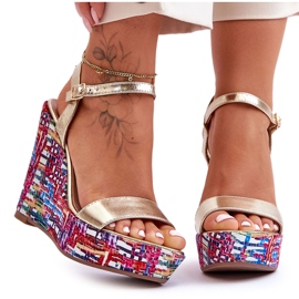 Sandalias De Mujer En Una Cuña De Colores Dorado Malibu Sandalias De Mujer En Una Cuña De Colores Dorado Malibu