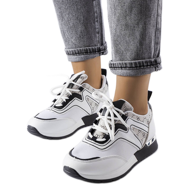Zapatillas blancas con elementos negros de Bedord blanco