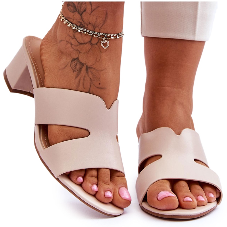 Chanclas clásicas de tacón bajo de cuero beige