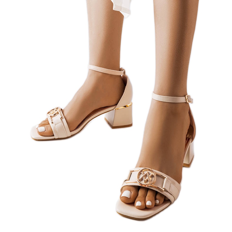 Sandalias beige con tacón bajo de Helmi.