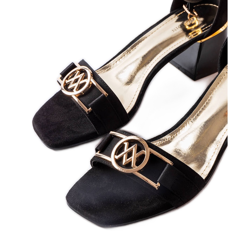Sandalias negras con tacón bajo de Helmi. negro