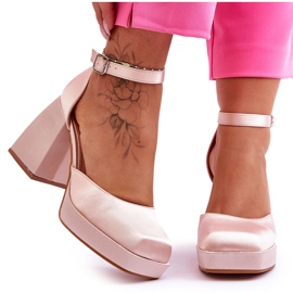 Bombas de moda en tacones masivos beige sandia