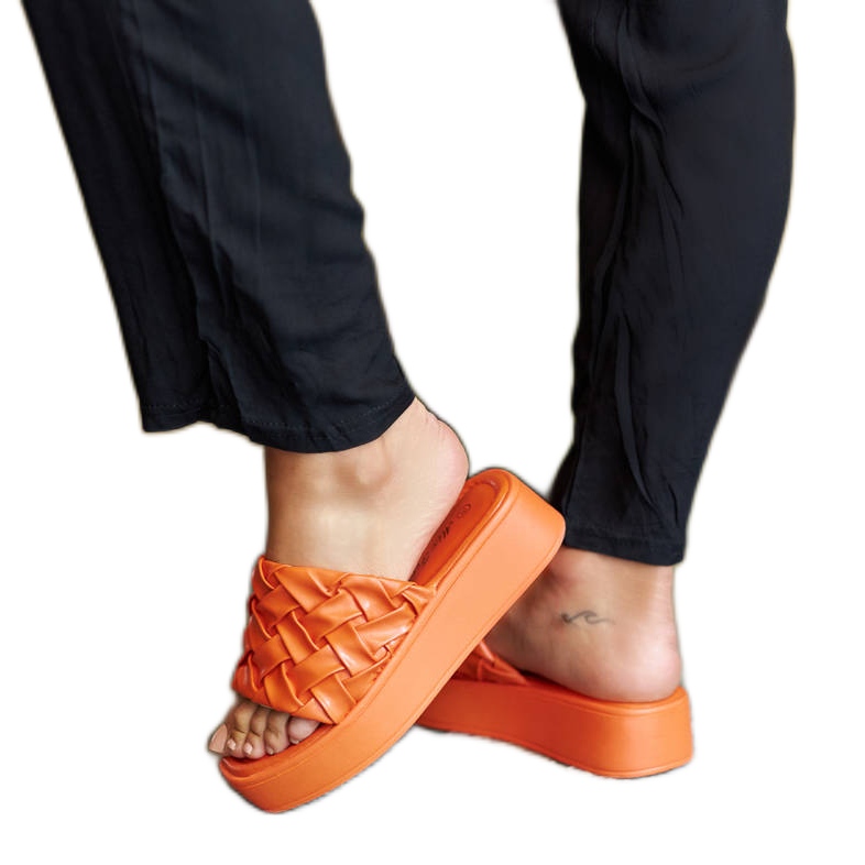 Chanclas naranjas con plataforma de Colonnello