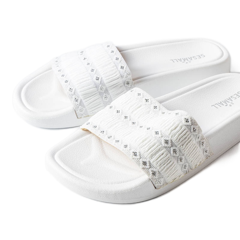 Chanclas blancas decoradas con volantes de Ernest blanco