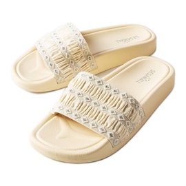 Chanclas beige decoradas con volantes de Ernest