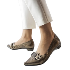 Zapatos de salón plateados con tacón bajo de Siciliano gris