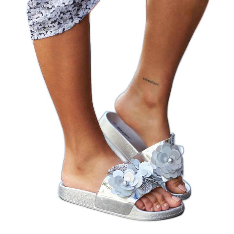 Chanclas plateadas con parte superior decorativa de Caggio plata