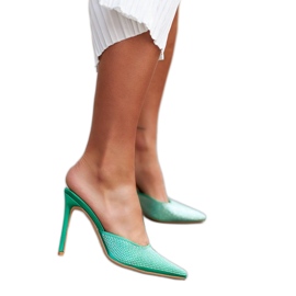 Sandalias verdes sobre pasador con circonitas de Ortensio