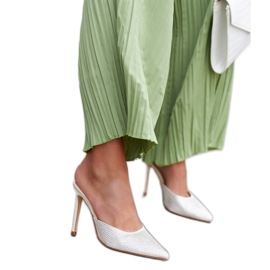 Chanclas doradas sobre pasador con circonitas Ortensio dorado Chanclas doradas sobre pasador con circonitas Ortensio dorado