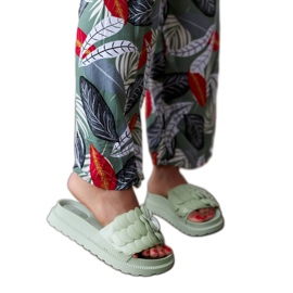 Babuchas verdes con flor de Paciano