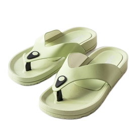 Chanclas verdes en la plataforma Elide