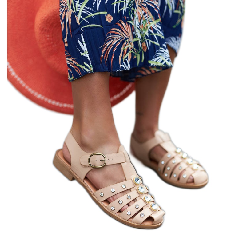 Sandalias beige decoradas con pedrería de Gaetano