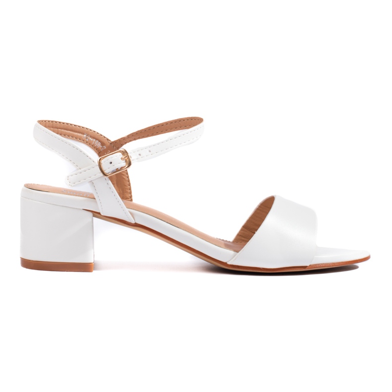 Sandalias blancas de mujer en el puesto de Shelovet. blanco