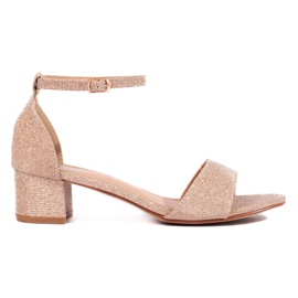 Elegantes sandalias glitter con tacón bajo Shelovet dorado