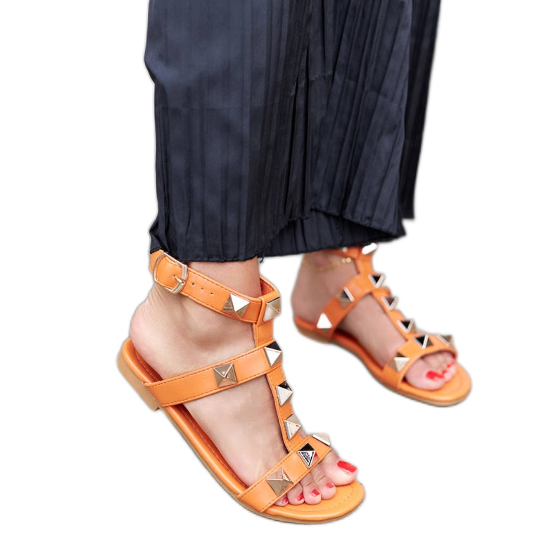 Sandalias naranjas con tachuelas de Ignazio