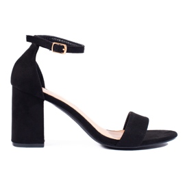 Sandalias clásicas de mujer en un poste Shelovet beige. negro