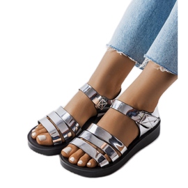 Sandalias plateadas con cuña de Covillon. plata