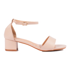Sandalias de mujer elegantes clásicas en un tacón bajo Shelovet beige.