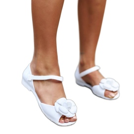 Bailarinas blancas con flor blanco
