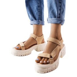 Sandalias beige en el puesto Big Star LL276036