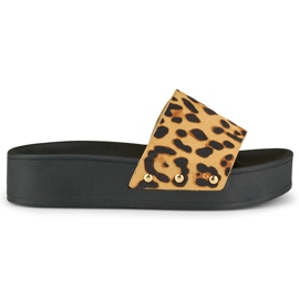 Zapatillas de mujer en la plataforma de leopardo. marrón