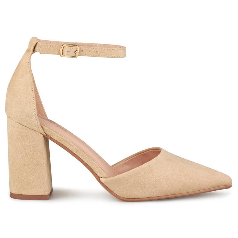 Bombas beige en un poste abrochado en el tobillo. Bombas beige en un poste abrochado en el tobillo.