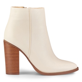 Botas beige primavera en el post.