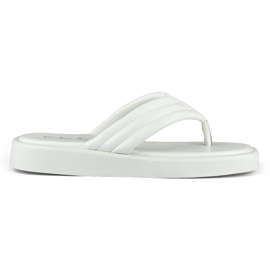 Chanclas de mujer en la plataforma blanca. blanco